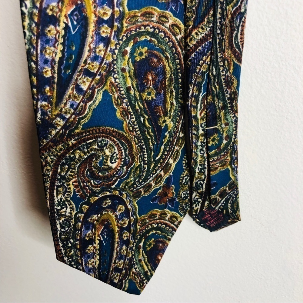 100% Silk Accents Tie